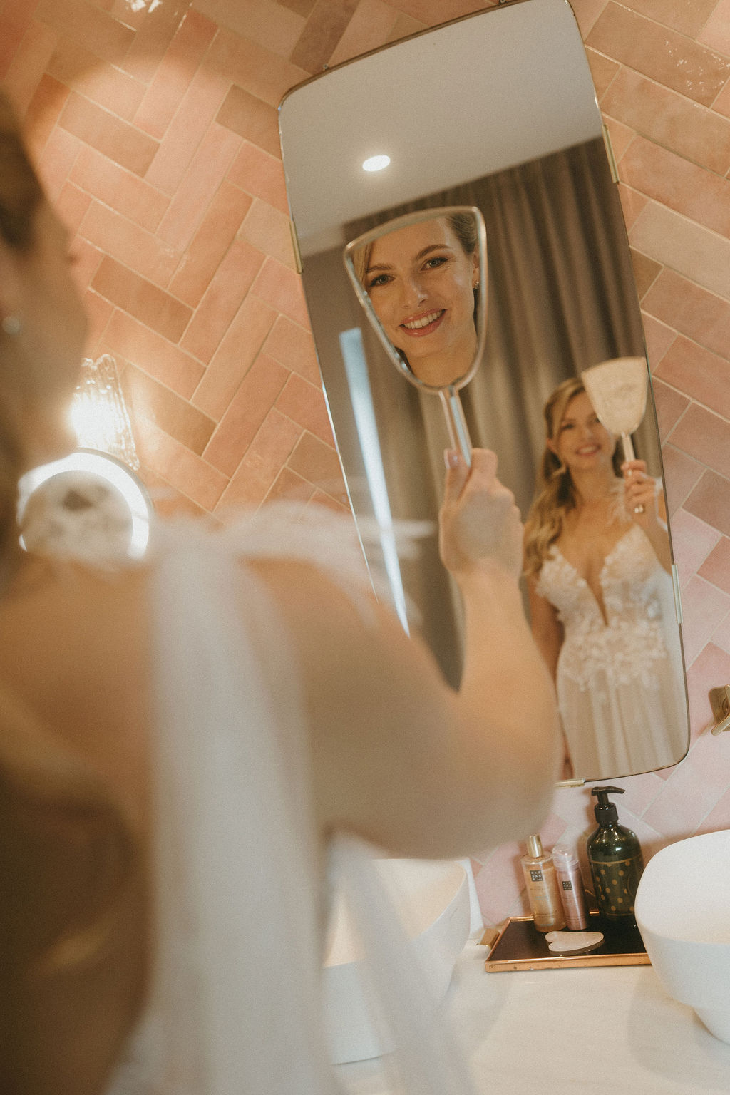 1.GettingReady_C&L_LinhSchroeterFoto_199