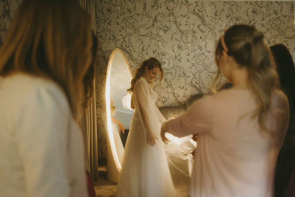 1.GettingReady_C&L_LinhSchroeterFoto_219