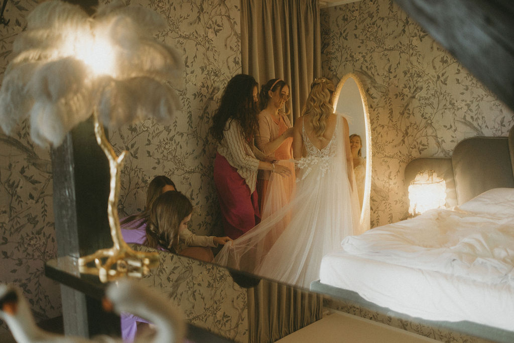 1.GettingReady_C&L_LinhSchroeterFoto_221