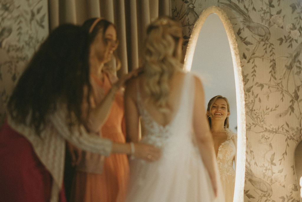 1.GettingReady_C&L_LinhSchroeterFoto_224